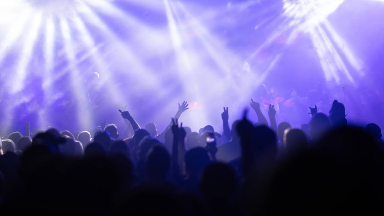 Concierto de Carín León en Morelia impulsa a la industria de los espectáculos en México. Foto: Shutterstock