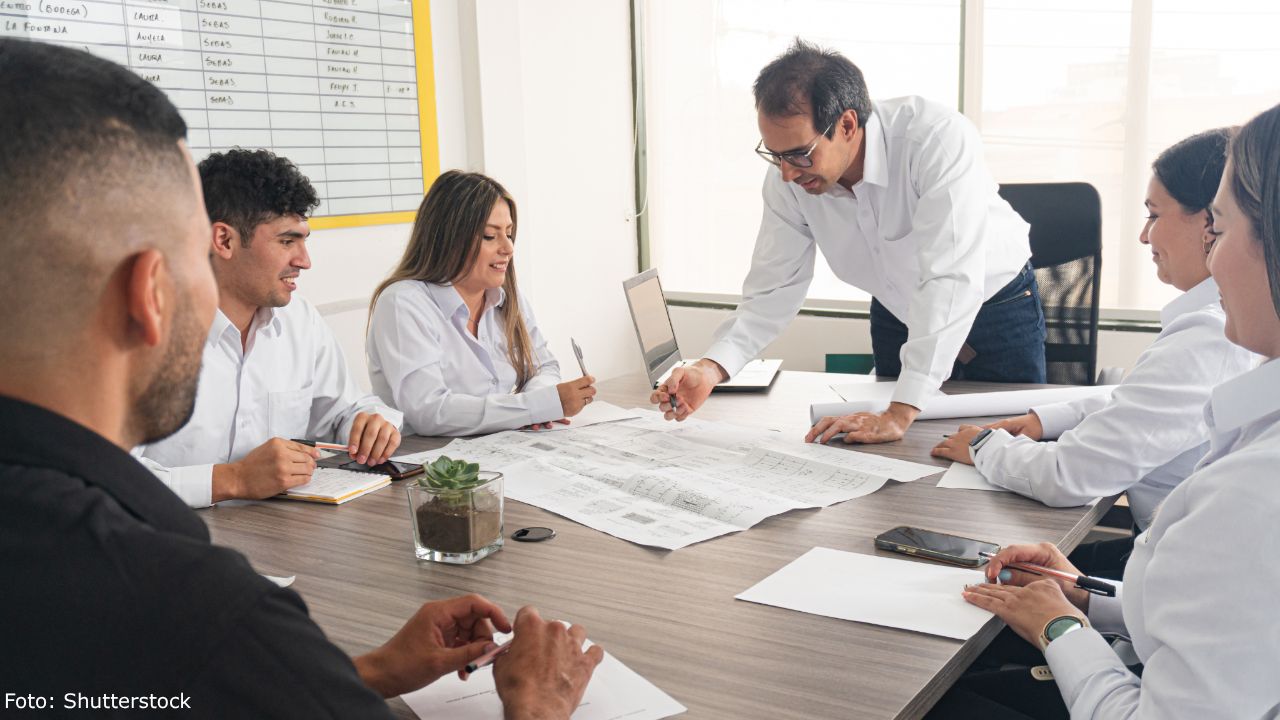 La confianza empresarial en México repuntó 0.4 puntos en agosto de 2025, aunque sigue en zona pesimista. Manufactura y construcción muestran rezago, mientras que comercio y servicios reflejan señales de recuperación.