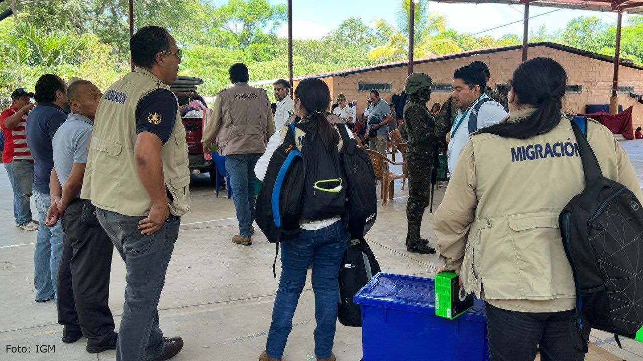 Mexicanos huyen a Guatemala por la violencia en Chiapas. Al menos 161 personas han buscado refugio en Huehuetenango, según el Instituto Guatemalteco de Migración.
