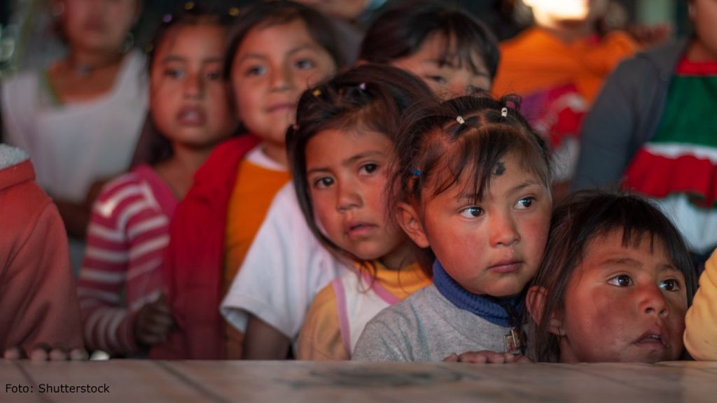 En México, 37% de niños en pobreza extrema enfrenta rezago educativo, además de carencias en salud y alimentación, según el Centro de Estudios Espinosa Yglesias.