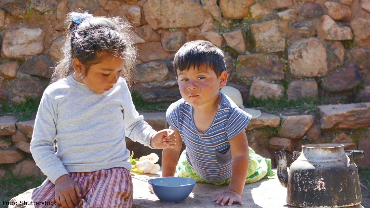En México, 37% de niños en pobreza extrema enfrenta rezago educativo, además de carencias en salud y alimentación, según el Centro de Estudios Espinosa Yglesias.