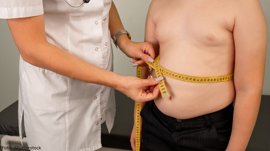 Obesidad infantil afecta a 4 de cada 10 adolescentes en México y podría costar 1.1% del PIB si no se revierte.
