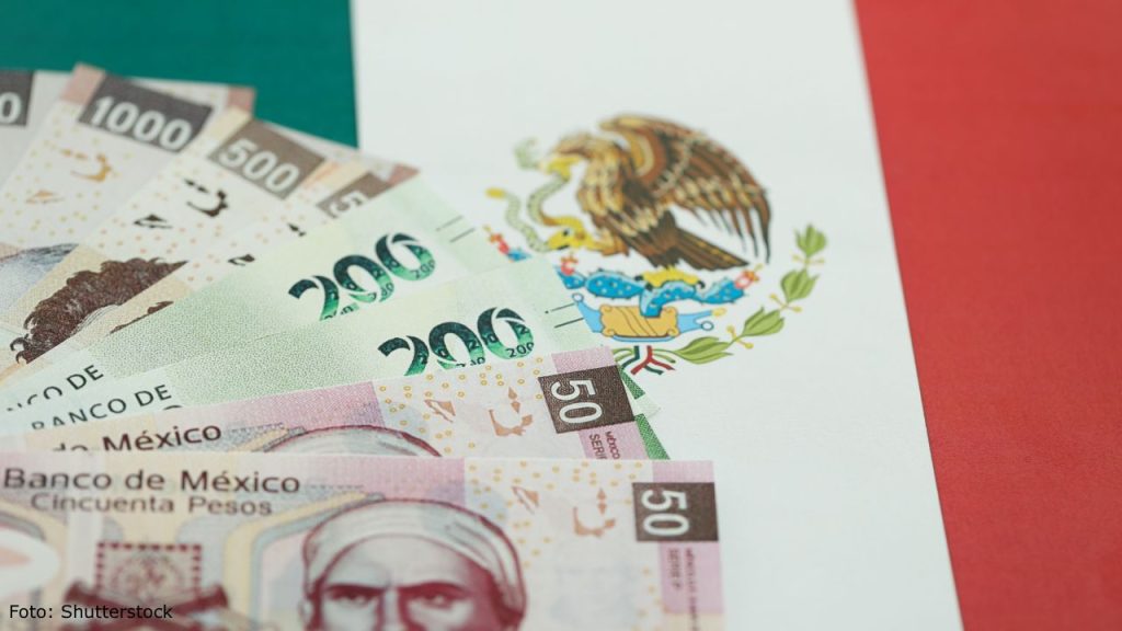 Las remesas a México cayeron 5.5 % en 2025. Tres claves explican el retroceso: política migratoria de EE.UU., menor dinamismo laboral y efectos en comunidades dependientes de estos recursos.