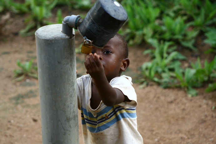 Según datos del World Inequality Database, en 2021 el 10% más rico de África concentraba en promedio el 54% del ingreso nacional, una cifra que contrasta drásticamente con el 1% de la riqueza total que posee la mitad más pobre de la población.