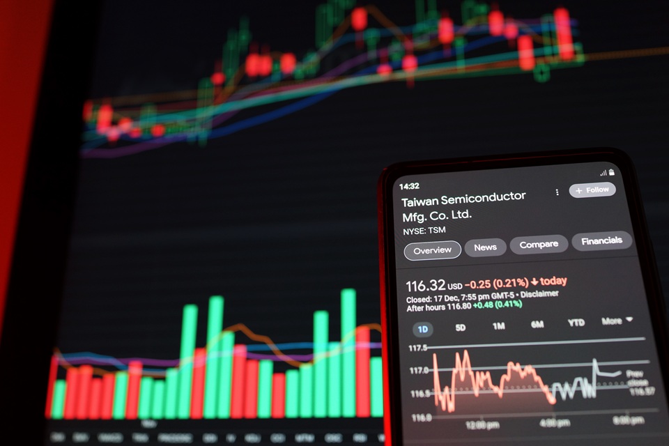 Detuvieron a tres trabajadores de la empresa Taiwan Semiconductor Manufacturing Company (TSMC) por el robo de secretos comerciales sobre tecnología avanzada de chips de 2 nanómetros.