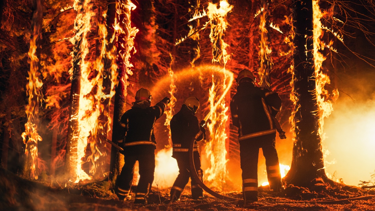 La situación es crítica en países de Europa como Grecia, España y Albania, donde la ola de calor ha desatado incendios que ya cobraron la vida de un bombero.