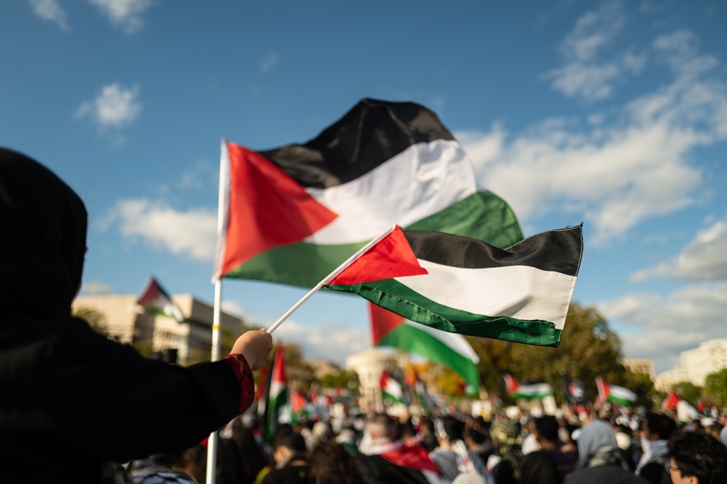 La Santa Sede ha expresado su profunda consternación ante la escalada de violencia en la Franja de Gaza. El secretario de Estado vaticano, el cardenal Pietro Parolin, afirmó estar "atónito" por la continuidad del conflicto, a pesar de la condena internacional.