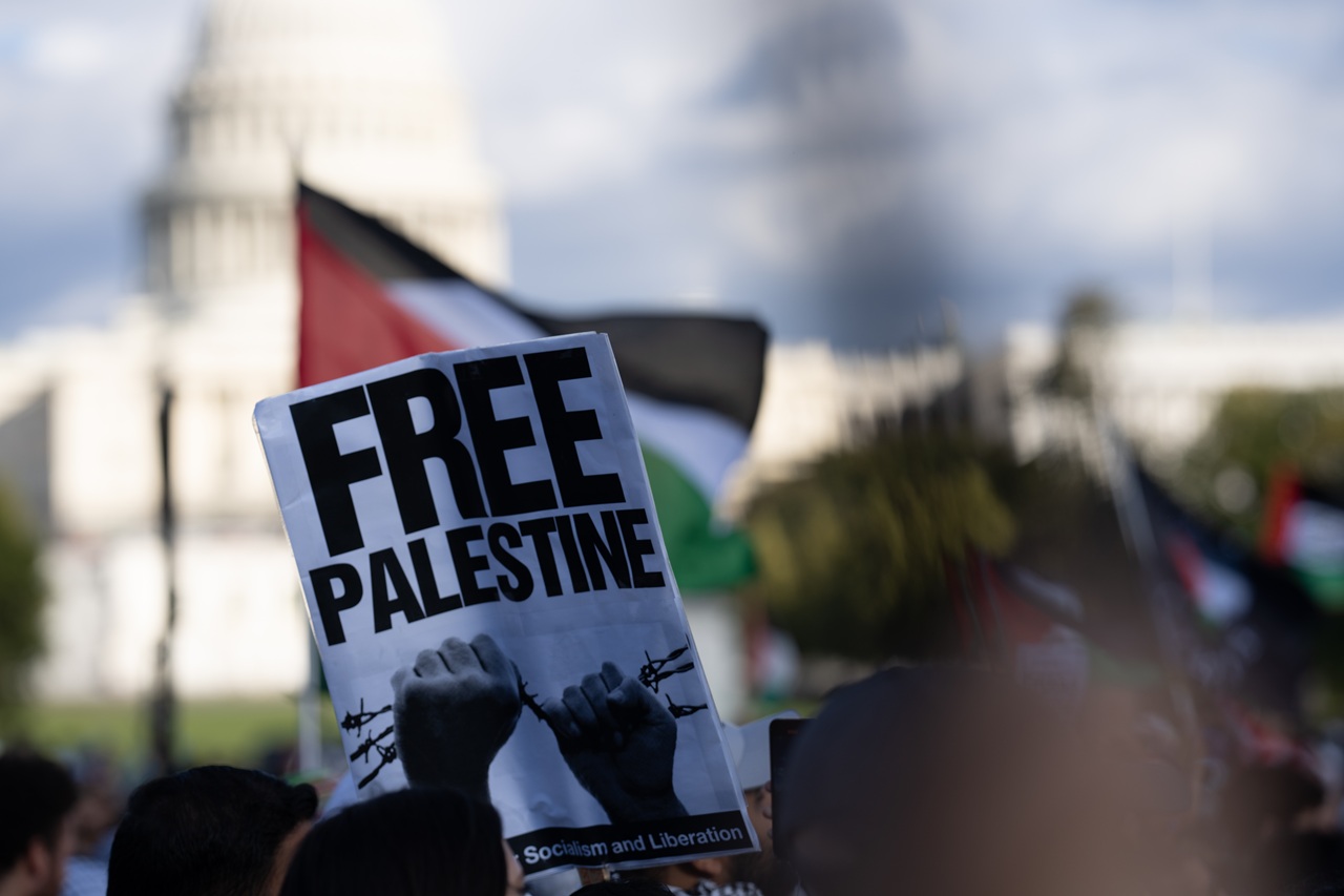 El plan de reconstrucción de Donald Trump ha puesto sobre la mesa un controvertido plan para la reconstrucción de la Franja de Gaza post-conflicto, la propuesta del presidente estadounidense incluye hacer de este sitio un lugar turístico y reubicar a más de dos millones de palestinos, lo cual ha generado el rechazo inmediato en la Liga Árabe.