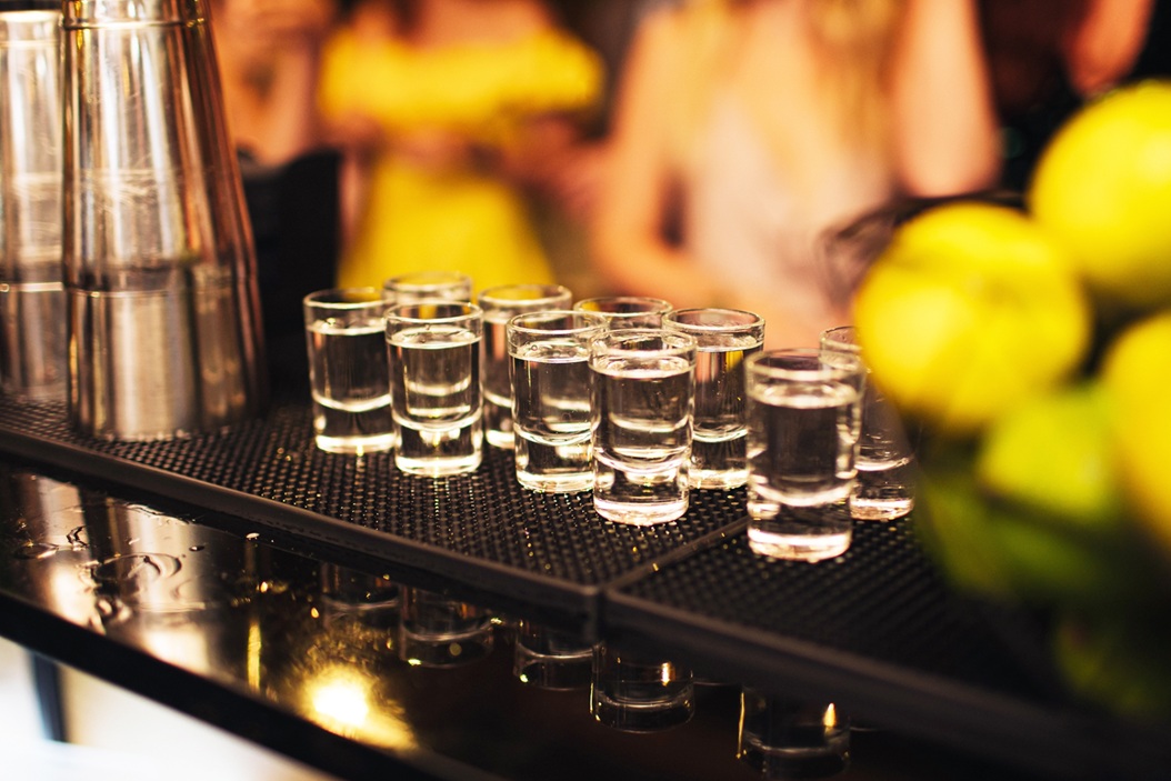 En un paso decisivo para la industria del tequila, 16 empresas tequileras han recibido la certificación "Hecho en México". Este distintivo, otorgado por la Secretaría de Economía, busca validar la calidad y el origen de los productos nacionales, impulsando su competitividad en un mercado global cada vez más desafiante.