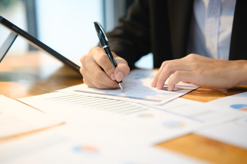 Mediante el uso de tecnologías como aprendizaje automático, visión computacional y procesamiento del lenguaje natural, Aviva transforma las conversaciones en datos para evaluar con precisión la solvencia crediticia en tiempo real.