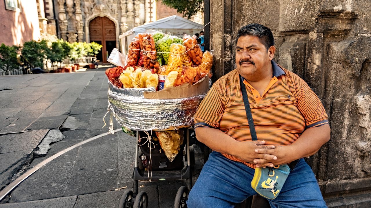 El trabajo informal en México alcanzó 54.8 % en 2025. Su crecimiento refleja riesgos para ingresos, seguridad social y productividad económica.