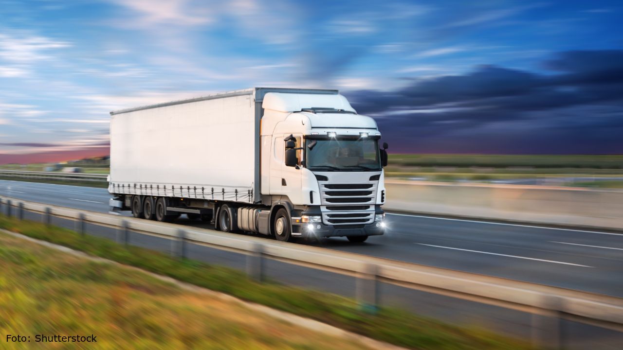 Transporte de carga en México enfrenta riesgos por accidentes, robos y fenómenos naturales. Estos factores amenazan la operación de empresas.