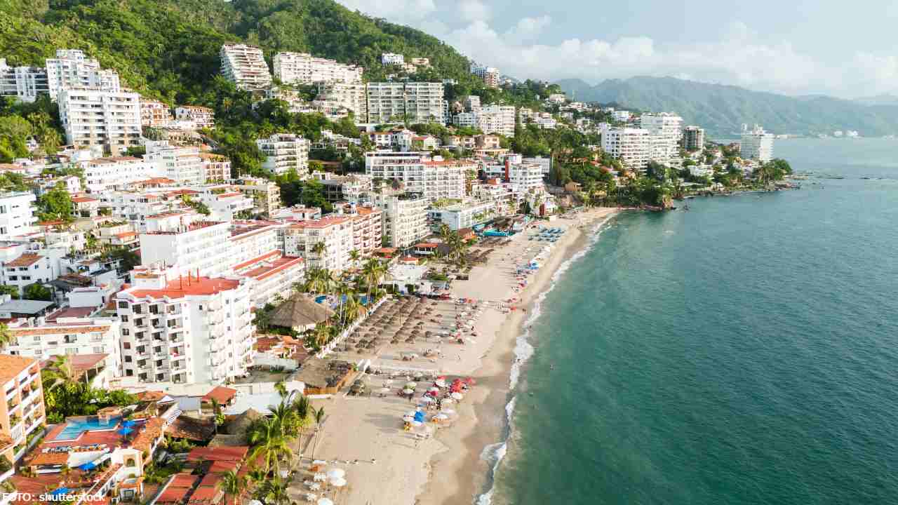 Playa con edificios venta directa hotelera hoteles turismo México shutterstock